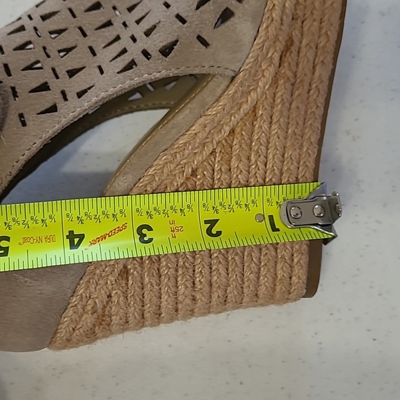 Marc Fisher Peep-Toe Wedge Sandals with cutout detail size 6.5 - Picture 13 of 13
